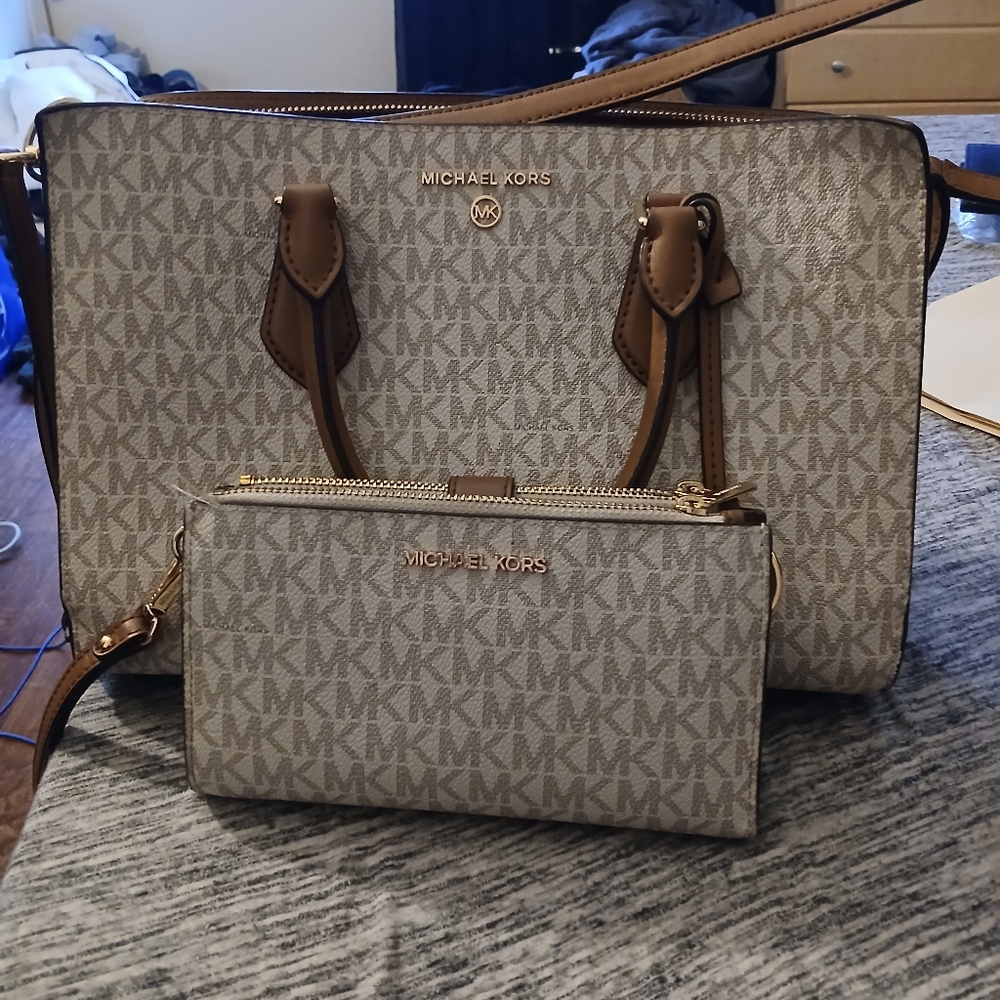 Michael Kors purse/wallet - Picture 4 of 5